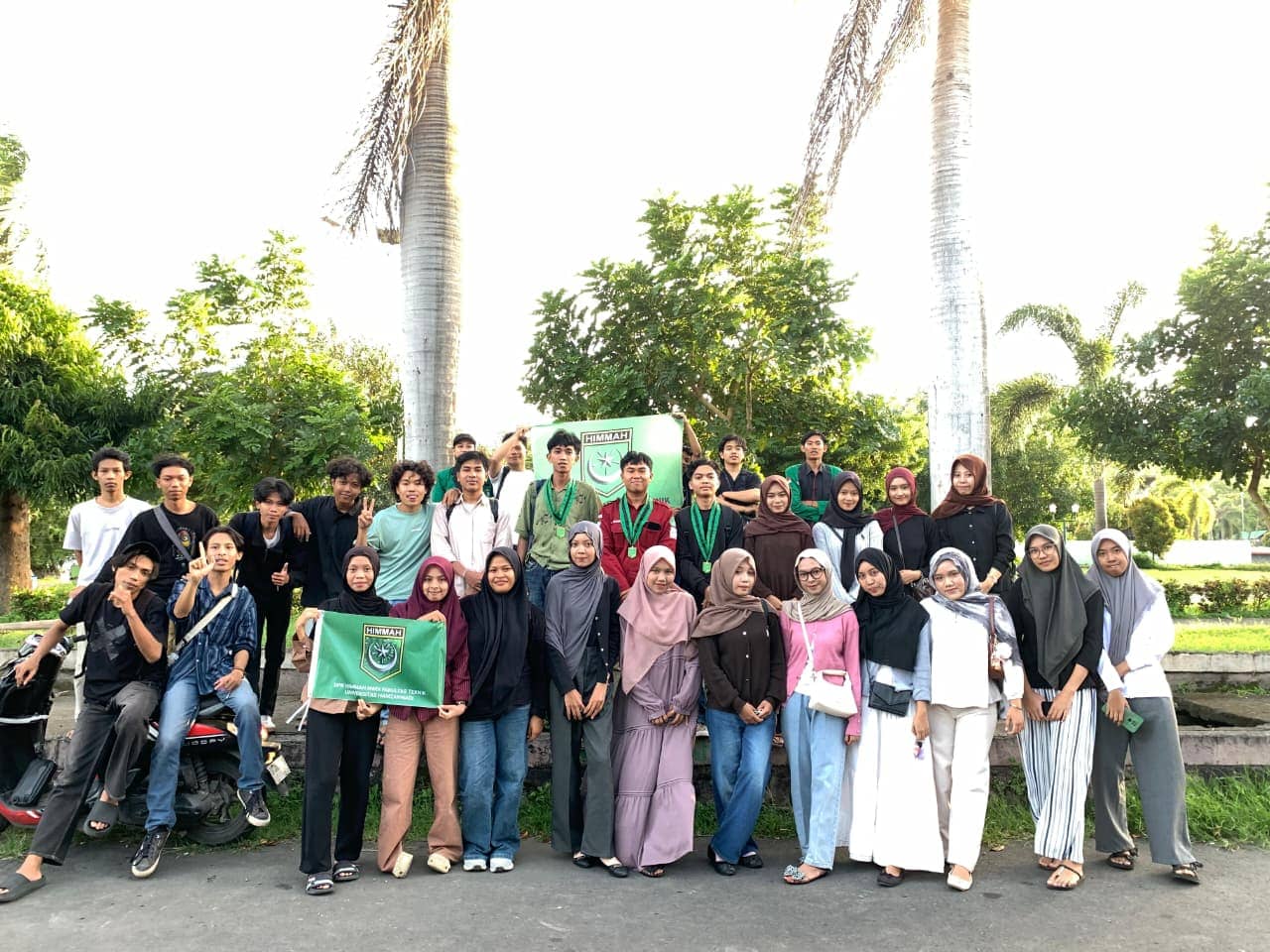 BERBAGI RATUSAN TAKJIL RAMADHAN